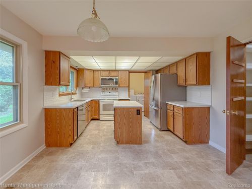 353 Hollywood Dr, Saline, MI, 48176-1109 | Card Image