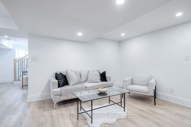 696 Hillview Cres, House other with 6 bedrooms, 5 bathrooms and 10 parking in Pickering ON | Image 32