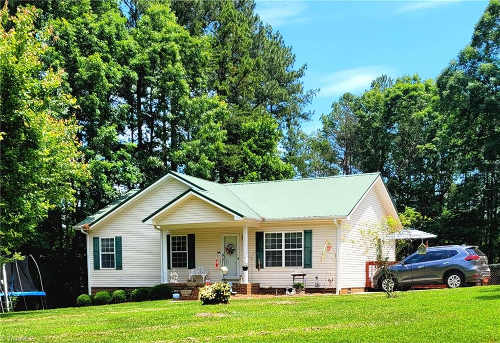 Badin Shore Cir, New London, NC 28127