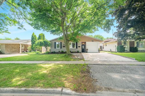 7056 Harriman St, Niagara Falls, ON, L2J3S2 | Card Image