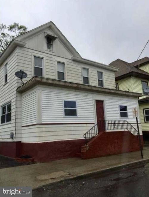 11 W Washington St, Paulsboro, NJ, 08066-1358 | Card Image