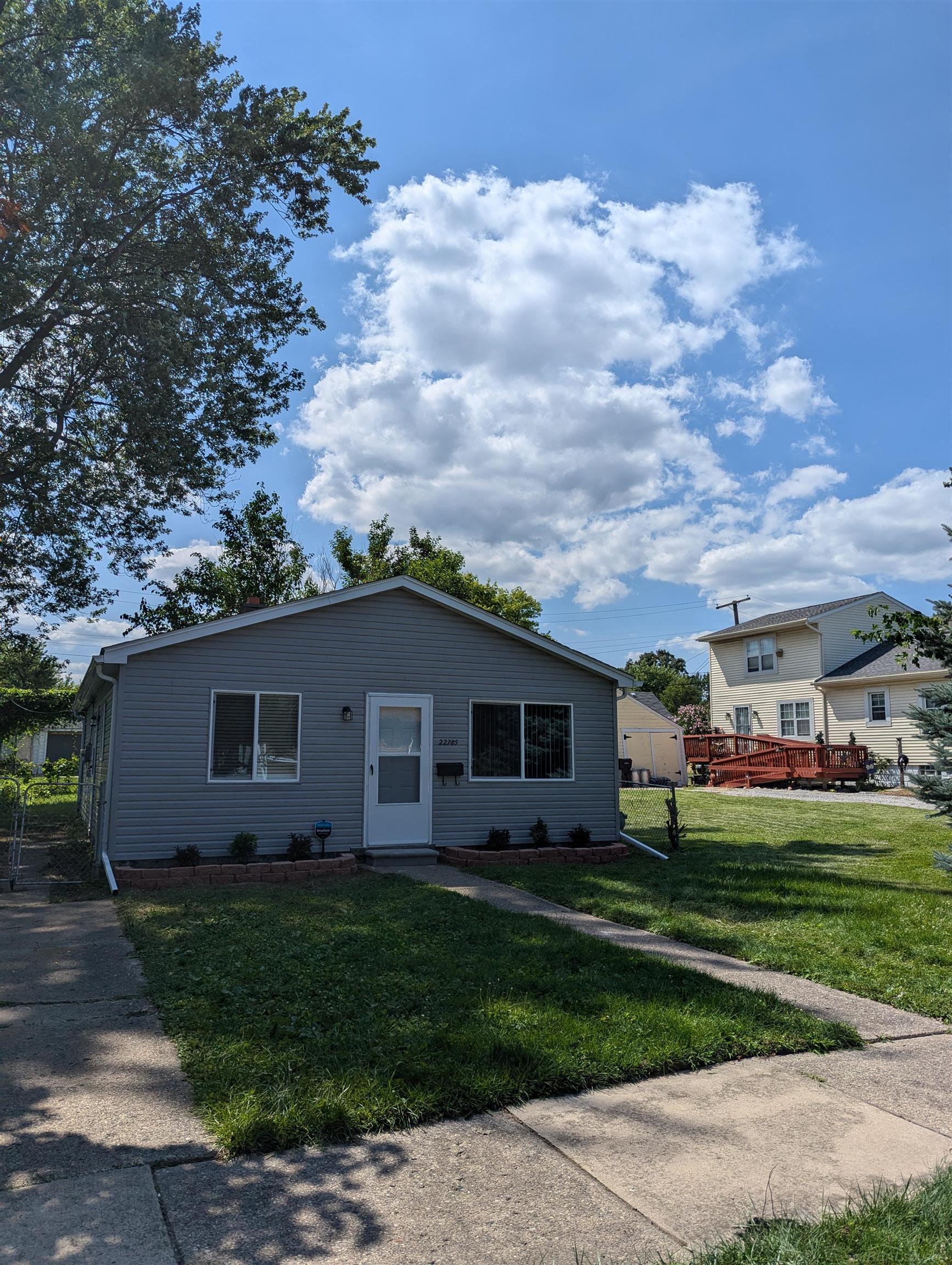 Lawnwood St, Roseville, MI 48066