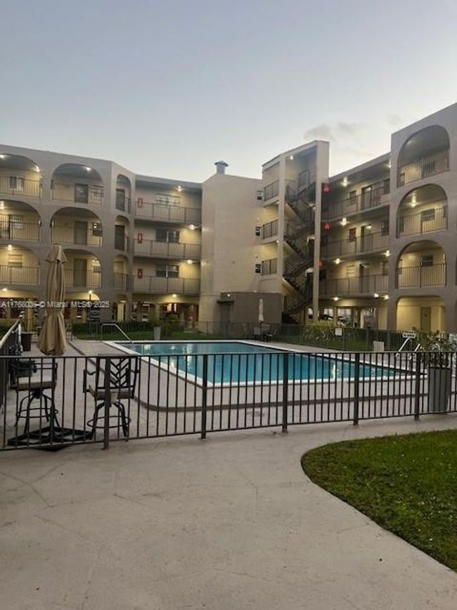 APT-212 - 6215 W 20 Th Ave, Condo with 2 bedrooms, 2 bathrooms and null parking in Hialeah FL | Image 6