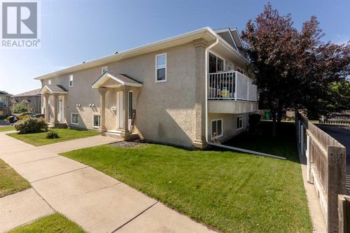 2-43 Highlands Pl W, Lethbridge, AB, T1J4Y3 | Card Image