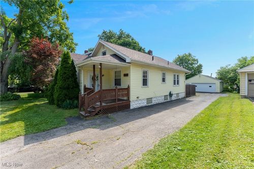 556 Poland Ave, Struthers, OH, 44471-1430 | Card Image