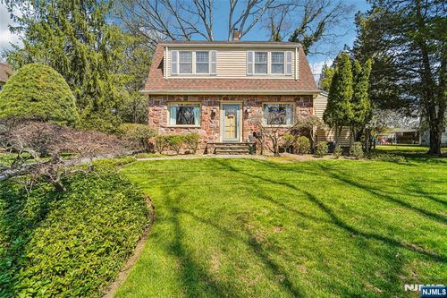 10 Crescent Pl, Allendale, NJ, 07401-1018 | Card Image