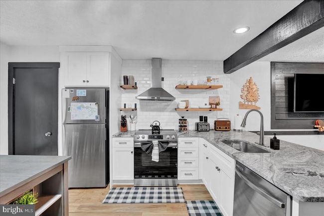 823 Crest Pines Ln, Townhouse with 3 bedrooms, 3 bathrooms and null parking in Pocono Pines PA | Image 15