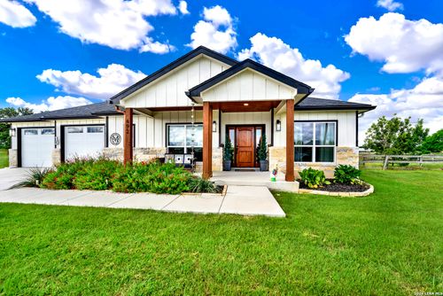 492 Spanish Grant Cir, Bandera, TX, 78003-4367 | Card Image