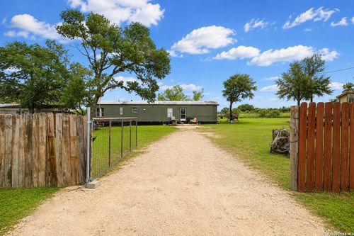 125 Villa Ridge Dr, Poteet, TX, 78065-4796 | Card Image