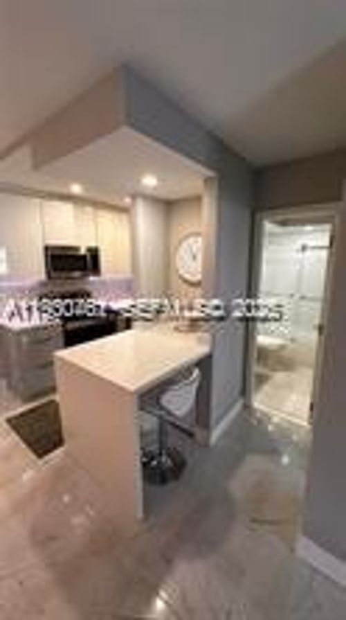 apt-305-2900 Banyan St, Fort Lauderdale, FL, 33316-1529 | Card Image