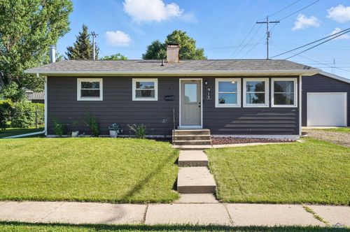912 Stanley St, Belle Fourche, SD, 57717-2037 | Card Image