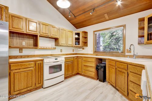 6611 Lawlor Cir, Anchorage, AK, 99502-1962 | Card Image