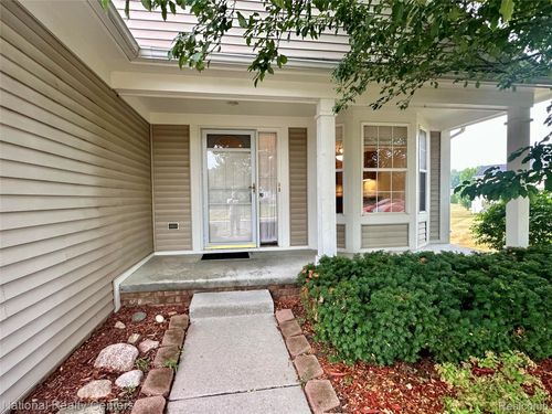 5164 Sandalwood Cir, Grand Blanc, MI, 48439-4267 | Card Image