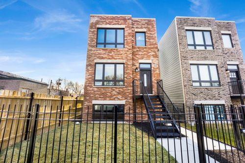 apt-2-5843 W Corcoran Pl, Chicago, IL, 60644-2487 | Card Image