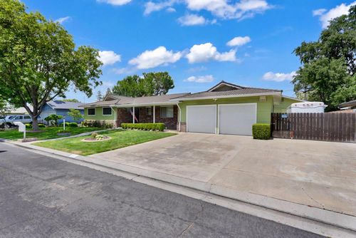 301 Robin Hood Drive, Modesto, CA, 95350 | Card Image
