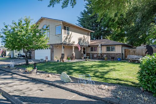 1115 Rose Valley Dr, Central Point, OR, 97502-2749 | Card Image