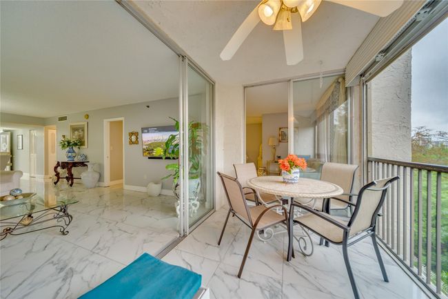 SCREENED BALCONY LIVNG ROOM | Image 36