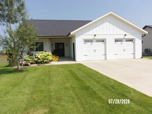 1305 Providence Pl Se, Orange City, IA, 51041-7497 | Card Image