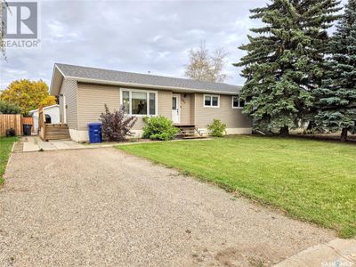 405 Mcgillivray St, House other with 5 bedrooms, 3 bathrooms and null parking in Outlook SK | Image 2