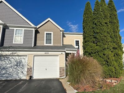 1652 College Green Drive, Townhouse with 1 bedrooms, 1 bathrooms and 1 parking in Elgin IL | Image 1