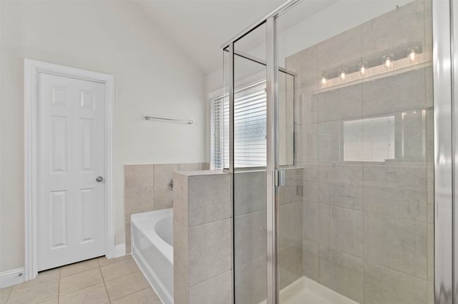 Separate tub and shower | Image 18