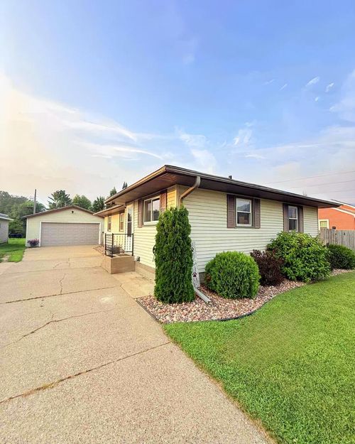 2921 Highland Street, La Crosse, WI, 54601 | Card Image