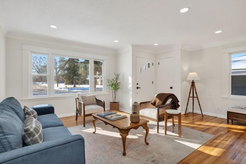 2561 Harvester Ave E, Maplewood, MN, 55119-3869 | Card Image