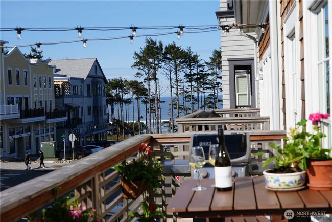 211 Market St, Townhouse with 3 bedrooms, 4 bathrooms and 1 parking in Pacific Beach WA | Image 4