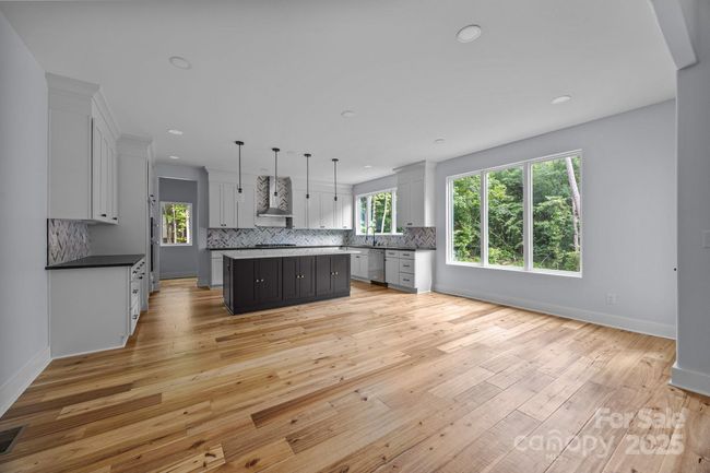 Kitchen & Eat in area | Image 6
