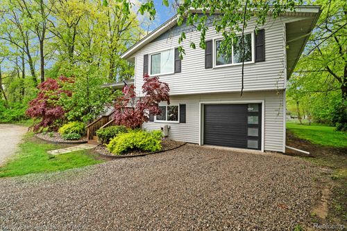 5851 Lakeshore Rd, Fort Gratiot, MI, 48059-2821 | Card Image