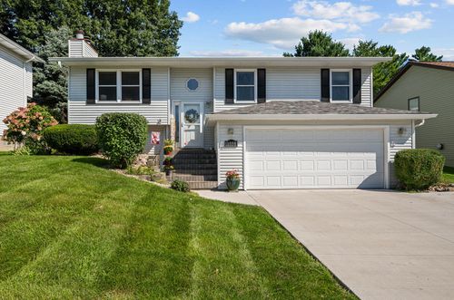 1358 W 49th St, Davenport, IA, 52806-3666 | Card Image