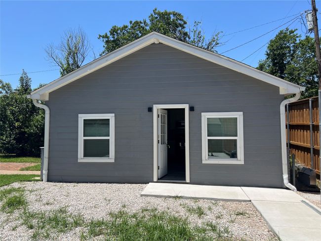 View of the separate guest house in back | Image 30