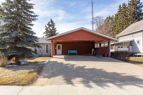 5339 51 Avenue, Home with 3 bedrooms, 2 bathrooms and 6 parking in Lacombe AB | Card Image