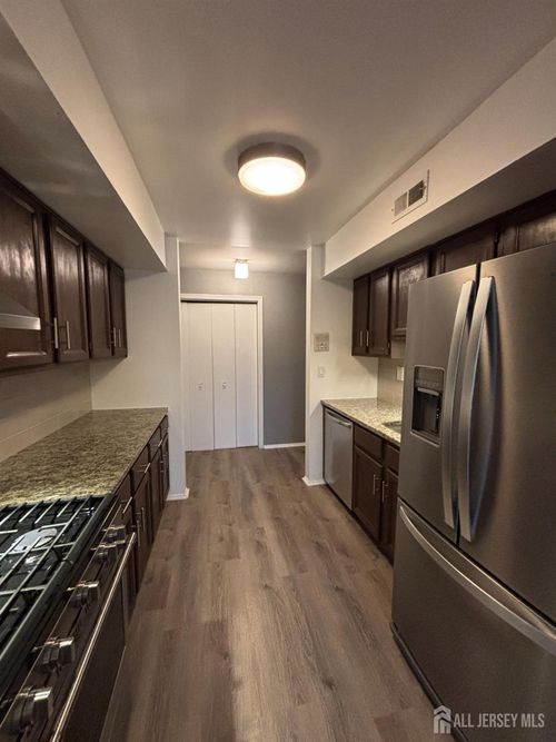 b-42-B Powderhorn Ct, Woodbridge, NJ, 07095-1405 | Card Image