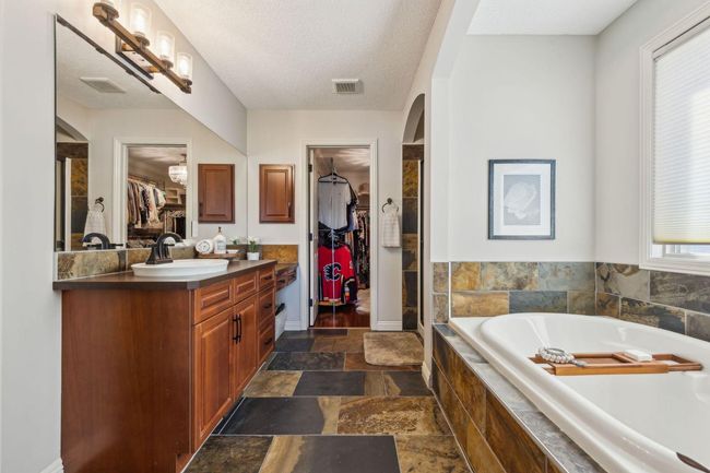 316 Everbrook Way Sw, House other with 4 bedrooms, 4 bathrooms and 4 parking in Calgary AB | Image 28