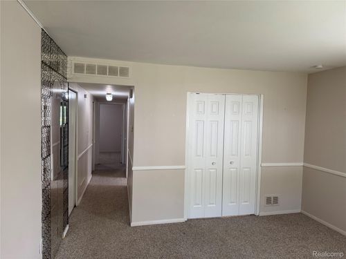 7030 Continental Ave, Warren, MI, 48091-2607 | Card Image