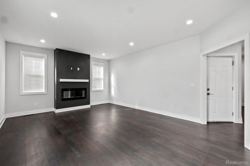 4001 Elmhurst Rd, Waterford, MI, 48328-4026 | Card Image