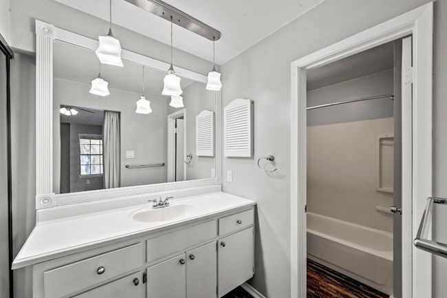 upstairs master bath | Image 22