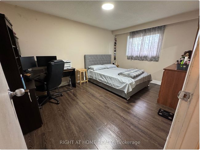 UPPER - 8 Pluto Dr, House attached with 3 bedrooms, 1 bathrooms and 2 parking in Brampton ON | Image 9