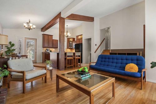 2720 45 St Sw, Calgary, AB, T3E3T4 | Card Image