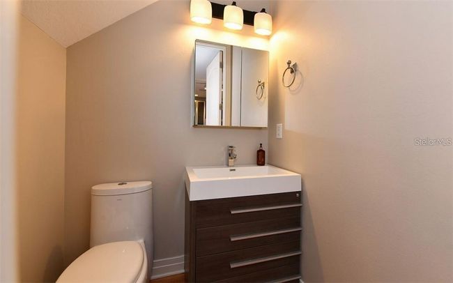 1/2 Bathroom off of Kitchen | Image 19
