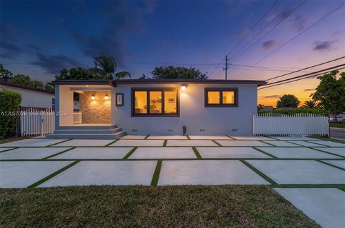 11 W 59th St, Hialeah, FL, 33012-2621 | Card Image