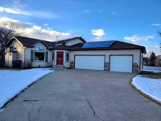 130 Mountainview Gate, Home with 3 bedrooms, 3 bathrooms and 6 parking in Carstairs AB | Image 3