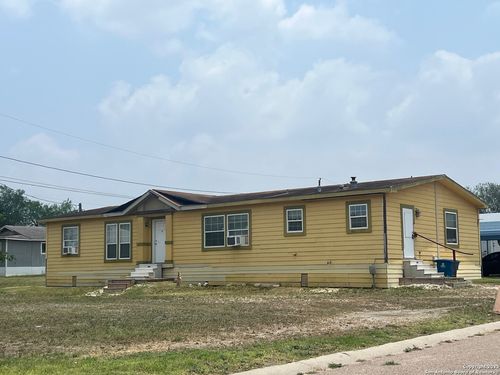 109 Rosa St, Three Rivers, TX, 78071-2554 | Card Image