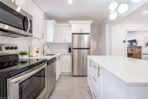 upper-40 Delaware Ave, Hamilton, ON, L8M1T4 | Card Image