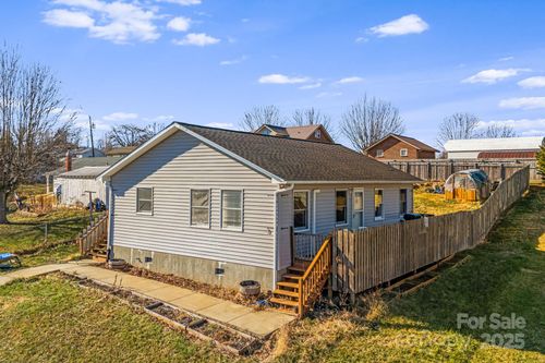 3 Elizabeth St, Canton, NC, 28716-3904 | Card Image