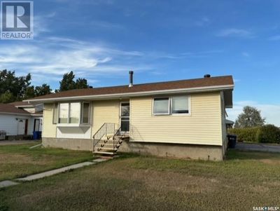 303 Dominion Bay, House other with 4 bedrooms, 2 bathrooms and null parking in Central Butte SK | Image 2