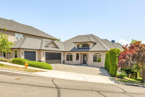 526 Whitney Ter, Medford, OR, 97504-3708 | Card Image
