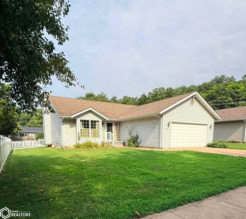 211 Crescent Ln, Fort Madison, IA, 52627-2141 | Card Image