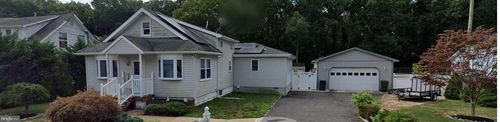 112 1st Ave, Tuckerton, NJ, 08087-2704 | Card Image